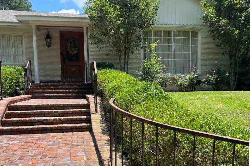 landscaped lawn in front of a house in Jackson, MS