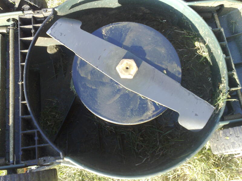 bottom view of Black & Decker GR280C rotary lawn mower