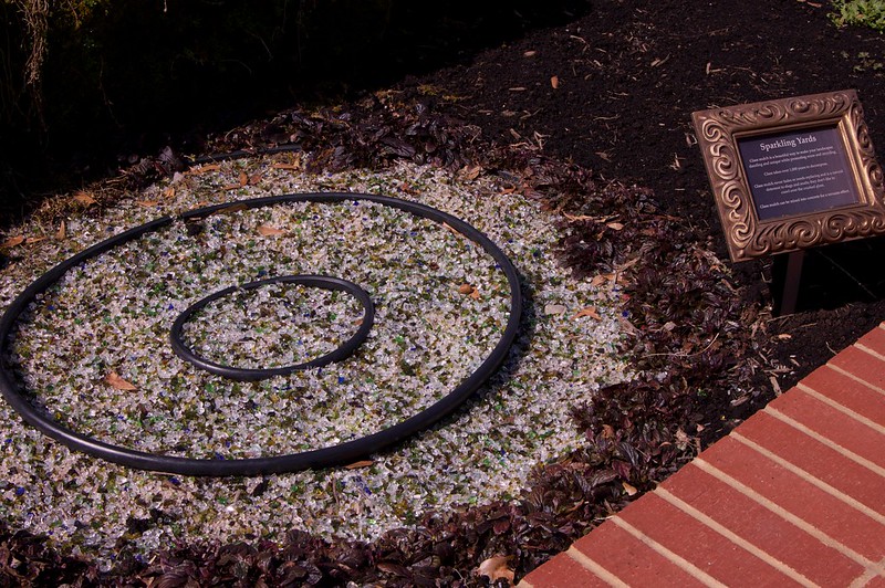 tumbled glass as mulch in a circular fashion