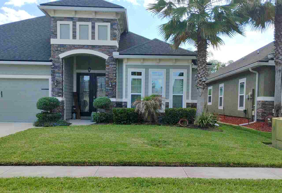 Well-maintained front lawn of a modern house in Jacksonville, FL.