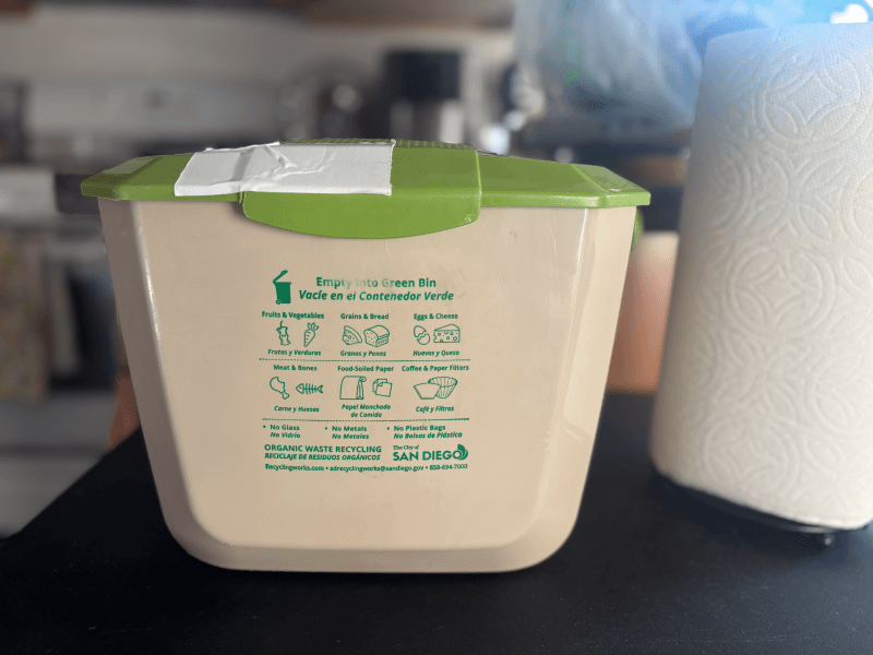 A small kitchen compost pail for composting with San Diego’s organic waste recycling program