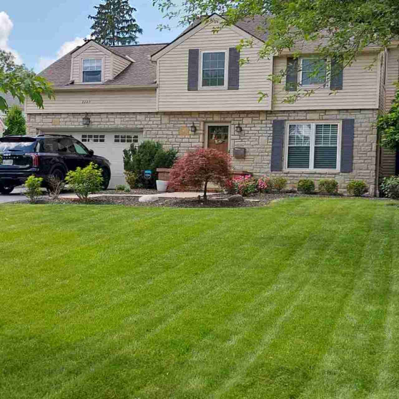 Beautifully landscaped and manicured lawn in Columbus, OH