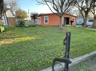 Leaf Removal by Lacy Dixon for Maria V. in San Antonio, TX