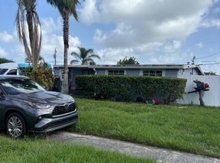 Bush Trimming by Jhon MarroquΓn for vickie S. in West Palm Beach, FL