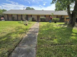 Bush Trimming by Dominique Richard for Dickie H. in Lafayette, LA