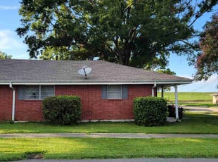 Bush Trimming by Jaymie Lewis for Linda B. in Metairie, LA