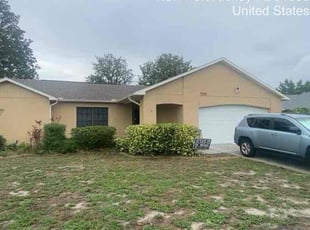 Bush Trimming by Scott Meyers for Daisy M. in New Port Richey, FL
