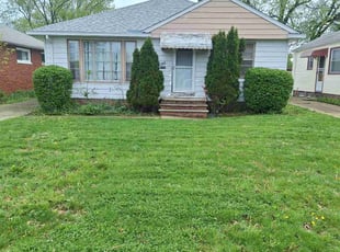 Bush Trimming by Christian Rivera for Dave O. in Willowick, OH