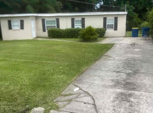 Bush Trimming by Jovan Tribune for Shamika B. in Jacksonville, FL