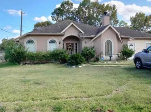 Bush Trimming by Ana Zelaya for Sondria T. in Rosharon, TX