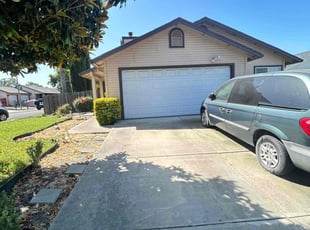 Bush Trimming by Juan Martinez for Wesley W. in Stockton, CA