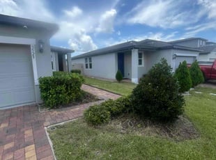 Bush Trimming by Mark Leon for Leonardo S. in Davenport, FL