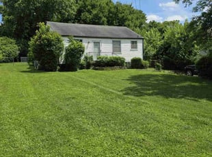 Bush Trimming by Sammy Ferguson for David W. in Nashville, TN
