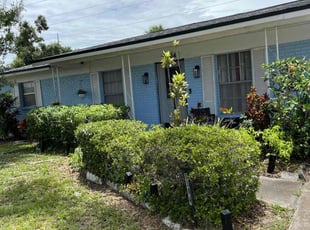 Bush Trimming by Johnny Torres for Mrs Dee W. in Tampa, FL