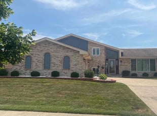 Bush Trimming by Mike Kazlauskas for Elizabeth r. in Tinley Park, IL