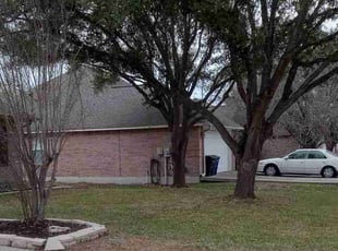 Leaf Removal by Tony Sauseda for Mary R. in New Braunfels, TX