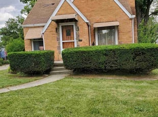 Bush Trimming by Shameka King for Justin M. in Toledo, OH