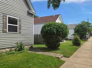 Bush Trimming by Ceo Bailey for Jacob P. in New Albany, IN