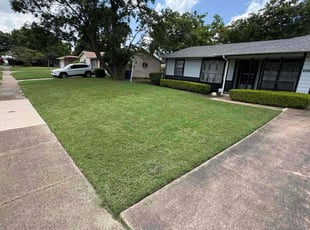 Laura M.'s lawn care services service result