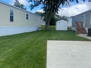 Lori G.'s lawn care services service result