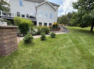 Glorianne E.'s lawn care services service result