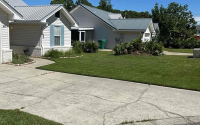 Photo of Kayla R.'s yard after getting lawn care in Destin, FL