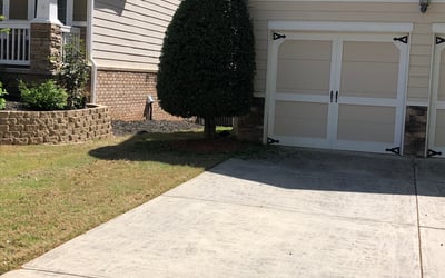 Photo of Rushia C.'s yard after getting tree care in Mableton, GA