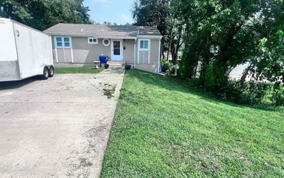 Photo of Talaya C.'s yard after getting lawn care in Burbank, IL