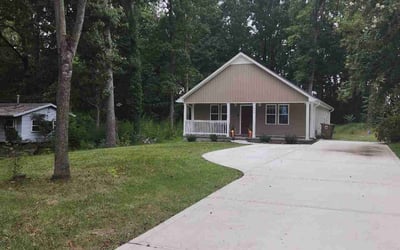 Photo of Angela W.'s yard after getting lawn care in Canoga Park, CA