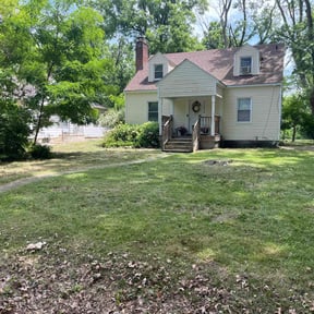 Flower Bed Weeding by J.e property management reviewed on August 31, 2020