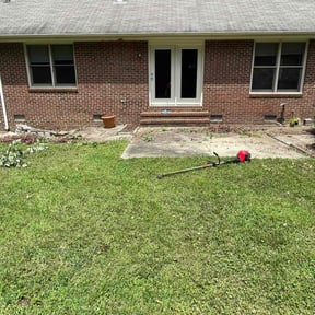 Weed Pulling by Gary Wright landscaping reviewed on April 26, 2022