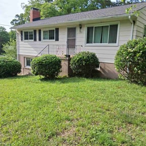 Bush Trimming by Price's Rite lawn care reviewed on June 2, 2022