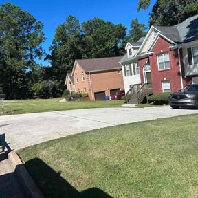 Weeding by Herrera and Sons Lawn Care reviewed on July 24, 2022