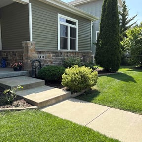 Bush Trimming by Jeff's Lawn service reviewed on August 9, 2022