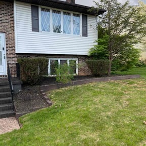 Bush Trimming by Smitty's Lawncare reviewed on July 21, 2025