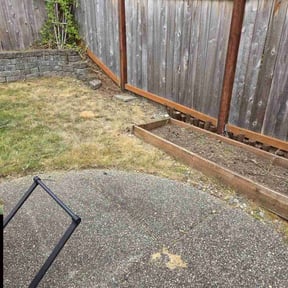 Flower Bed Weeding by Brian Fritts reviewed on November 30, 2022