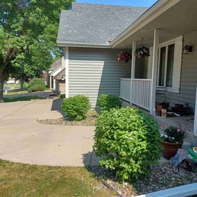 Bush Trimming by Schooley Lawn Care reviewed on April 25, 2022