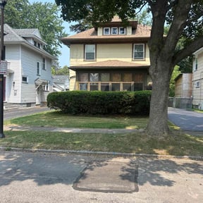 Bush Trimming by Family Lawn Care reviewed on October 19, 2022