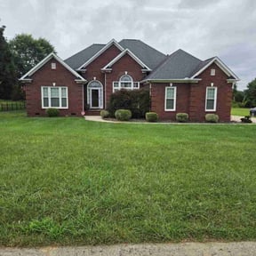 Bush Trimming by Guadalupe reviewed on October 8, 2024