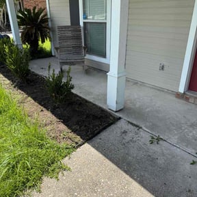 Flower Bed Weeding by Dan lawn care reviewed on December 1, 2022