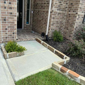 Flower Bed Weeding by Javan Lopez reviewed on February 18, 2025