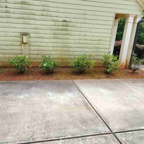 Flower Bed Weeding by You nailed it handyman service reviewed on November 20, 2022