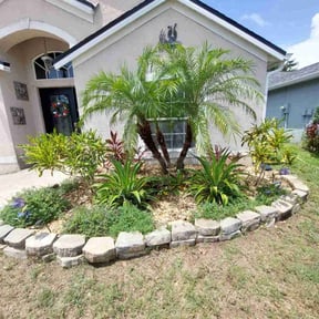 Bush Trimming by Santos Lawn Service reviewed on November 10, 2022