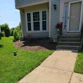 Flower Bed Weeding by Alvarado's Lawn Care reviewed on August 4, 2022