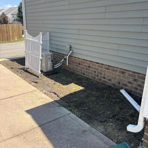 Flower Bed Weeding by Js Lawn Care reviewed on December 3, 2024