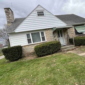 Bush Trimming by A.M. Lawncare Services LLC reviewed on October 26, 2022