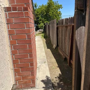 Flower Bed Weeding by Ashlock Removal Service LLC reviewed on November 10, 2023