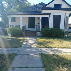 Bush Trimming by Jm lawncare reviewed on May 20, 2025