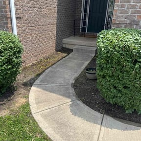 Flower Bed Weeding by Rody & Mel's Landscaping reviewed on April 14, 2022