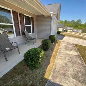 Bush Trimming by Soundview Lawn Care reviewed on May 19, 2022